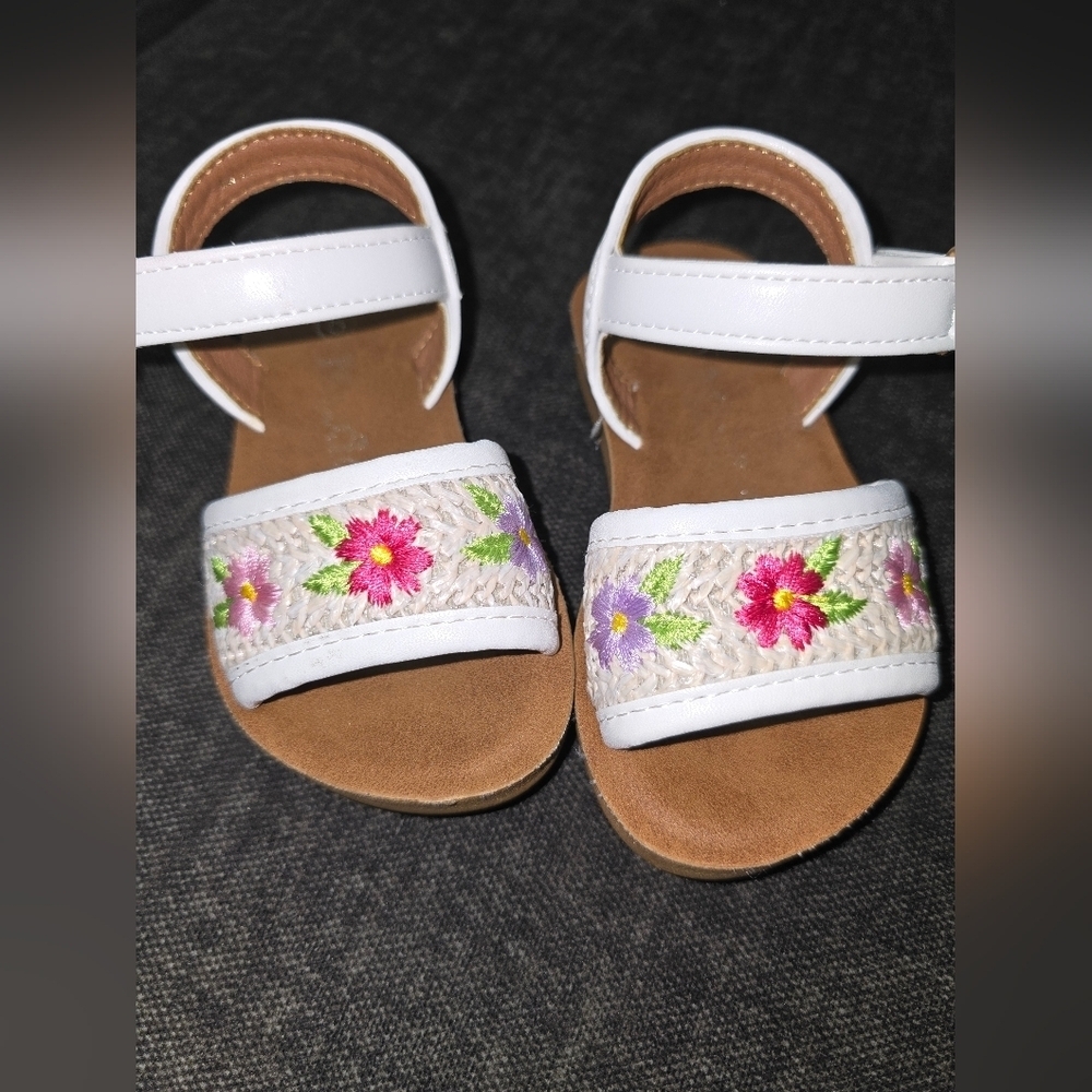 Mudd White Floral Kids Sandals - Picture 4 of 9